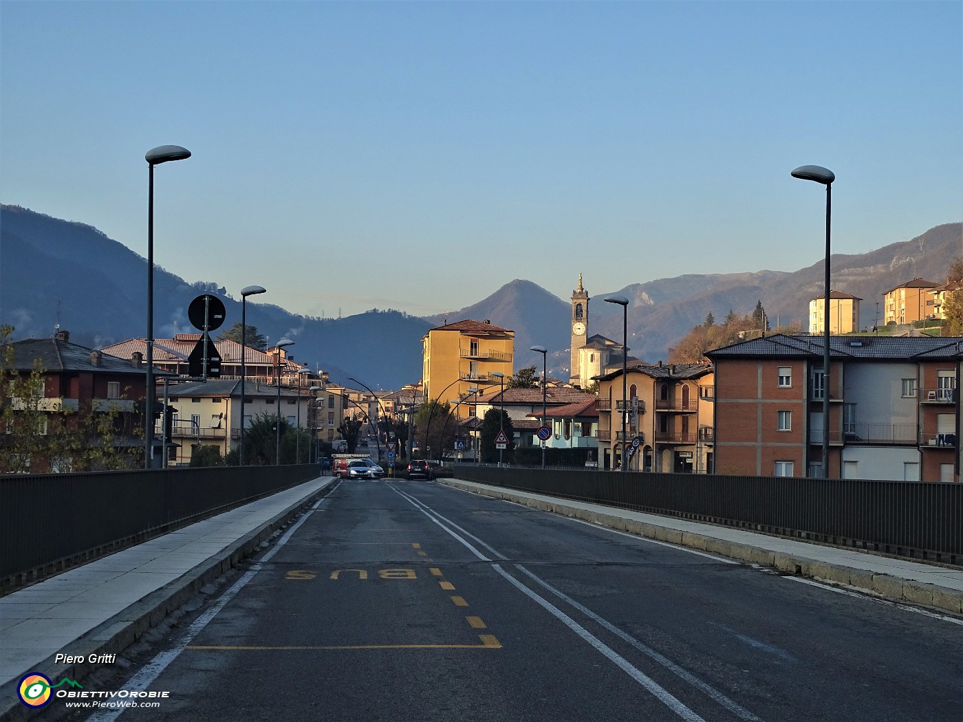 13 Dal ponte nuovo di Zogno vista verso il centro di Zogno illuminato dal sole.JPG